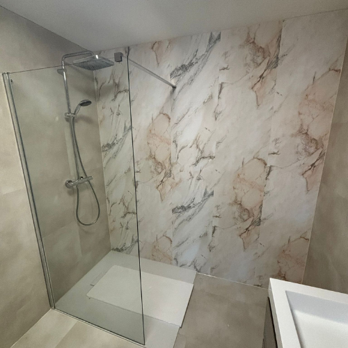 Douchehoek compleet met glaswand en marmerlook wandpanelen