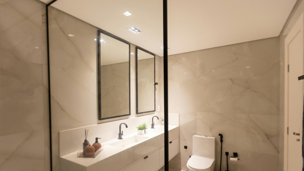 spanplafond badkamer met verlichting