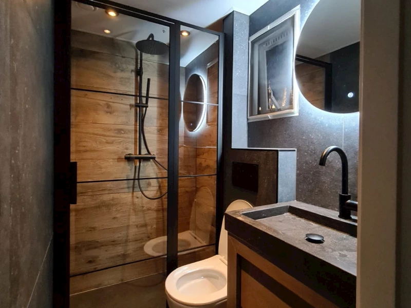 badkamer renovatie chalet met kunststof wandpanelen