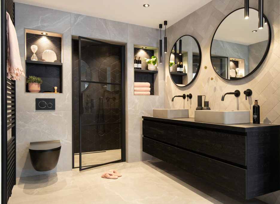 Moderne badkamer met donkere kunststof wandpanelen, dubbele wastafel en inloopdouche