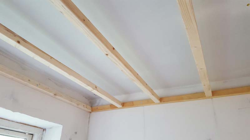 verlaagd plafond badkamer met kunststof plafondpanelen