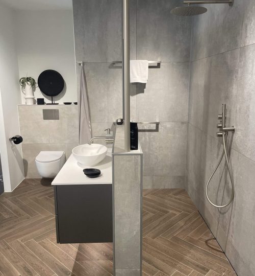 visgraat vloer met zwevend toilet en waskom