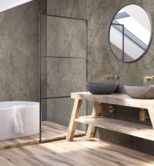 Luxe badkamer met marmerlook wandpanelen, vrijstaand bad en stenen waskommen